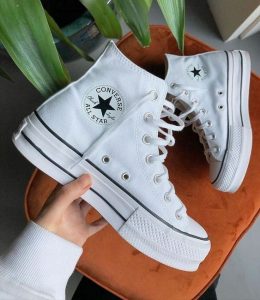 Vysoké biele tenisky značky Converse